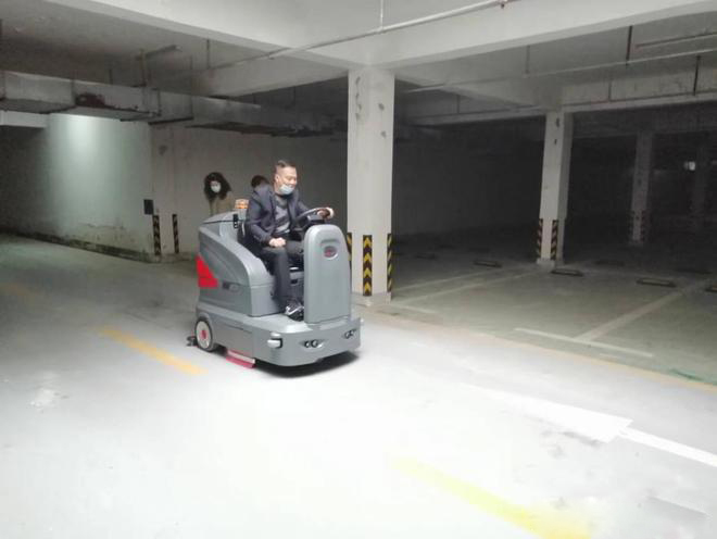 百色小区物业保洁不用人力改用驾驶式洗地机了